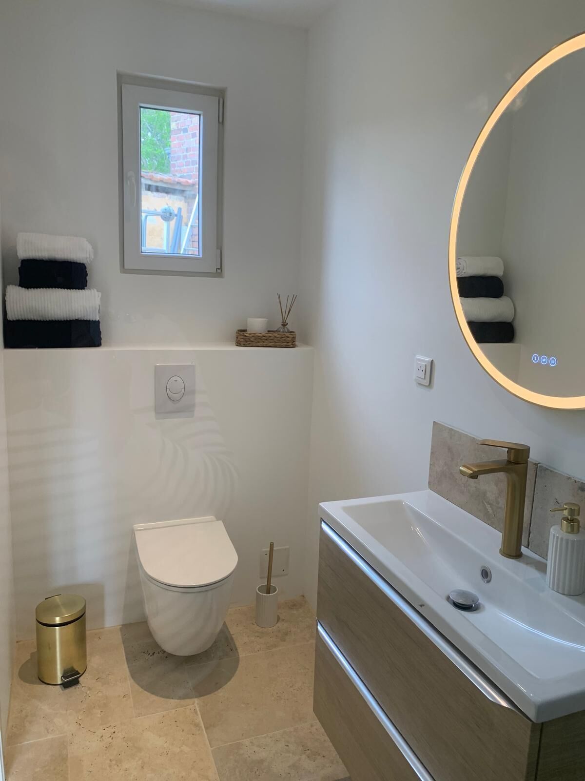 Douche, sèche-cheveux, serviettes fournies, savon