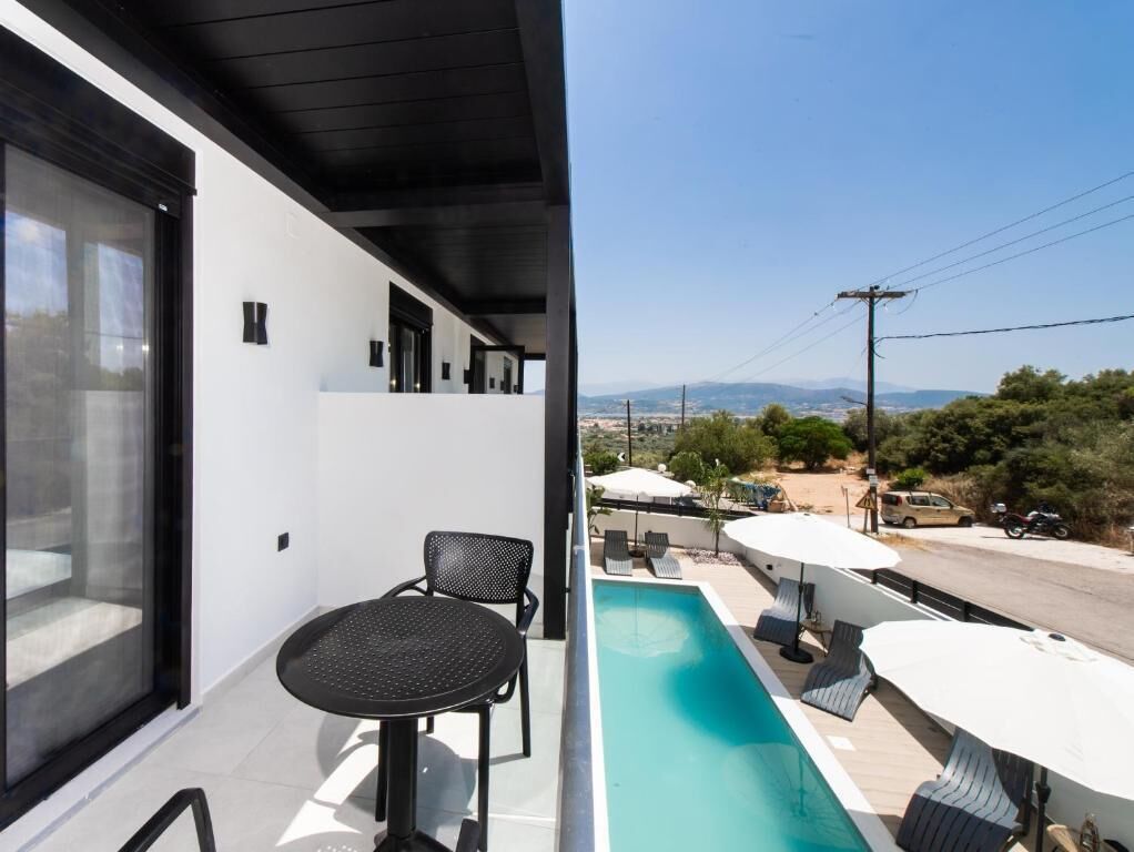 Suíte, 1 cama Queen e sofá-cama, sacada, vista para a piscina | Opções para refeição ao ar livre