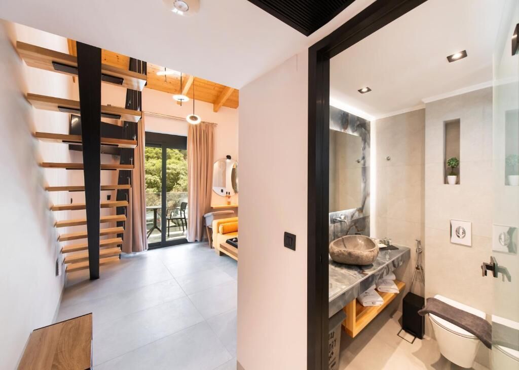 Suíte, 1 cama Queen e sofá-cama, sacada, vista para a piscina | Banheiro | Produtos de toalete grátis, secador de cabelo, toalhas de banho 