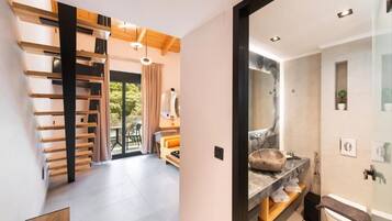 Suíte, 1 cama Queen e sofá-cama, sacada, vista para a piscina | Banheiro | Produtos de toalete grátis, secador de cabelo, toalhas de banho