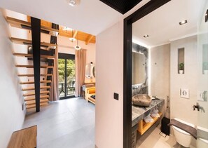 Suite - 1 queensize-seng med sovesofa - balkon - udsigt til pool | Badeværelse | Gratis toiletartikler, hårtørrer, håndklæder, Sæbe