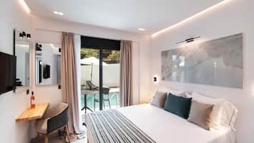 Quarto casal luxo, sacada, vista para a piscina | Quartos à prova de som, ferros/tábuas de passar roupa, Wi-Fi de cortesia
