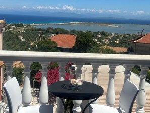 Classic-villa - balkon - havudsigt | Udendørs spisemuligheder