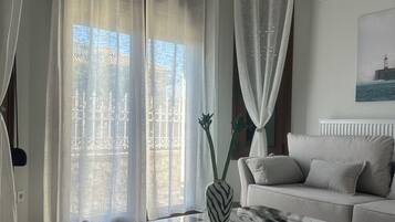 Suite – deluxe, terrasse | Oppholdsområde | TV