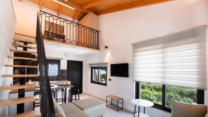 Suite Superior, balcone, vista piscina | Area soggiorno | TV