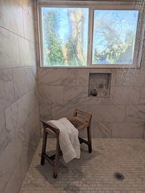 Spa - Puyallup River Retreat (Puyallup)