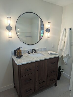 Shower, hair dryer, bidet, towels - Puyallup River Retreat (Puyallup)