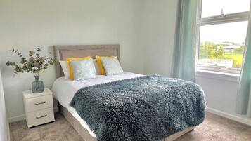 Iron/ironing board, free WiFi, bed sheets