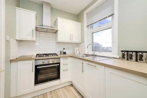 Fridge, microwave, oven, stovetop - Attractive colinton property for family (Edinburgh)