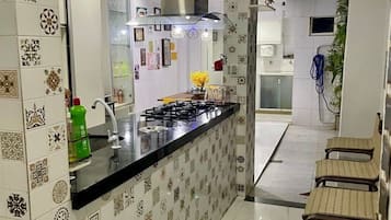 Basic-Chalet | Eigene Küche | Großer Kühlschrank, Mikrowelle, Ofen, Herdplatte