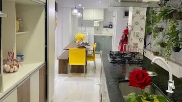 Chalé básico | Cozinha privada | Geladeira grande, micro-ondas, fogão, cooktop