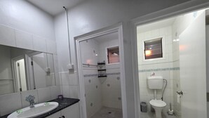 Douche, sèche-cheveux, serviettes fournies, savon