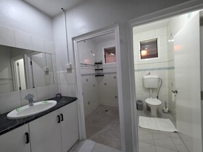 Shower, hair dryer, towels, soap - PVV Nadi AIRPORT APARTMENT is close to Nadi Airport , Nadi Town and Port Denarau (Nadi)