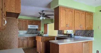 3-bedroom outdoor enthusiasts steps away from Backbone State Park.