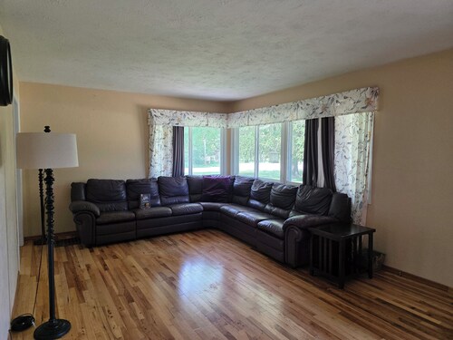 3-bedroom outdoor enthusiasts steps away from Backbone State Park.