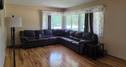 3-bedroom outdoor enthusiasts steps away from Backbone State Park.
