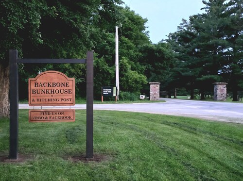 3-bedroom outdoor enthusiasts steps away from Backbone State Park.