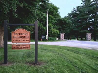 3-bedroom outdoor enthusiasts steps away from Backbone State Park.