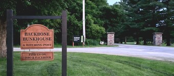 3-bedroom outdoor enthusiasts steps away from Backbone State Park.