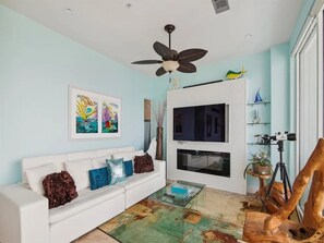 Smart TV, chimenea, videojuegos y tenis de mesa 