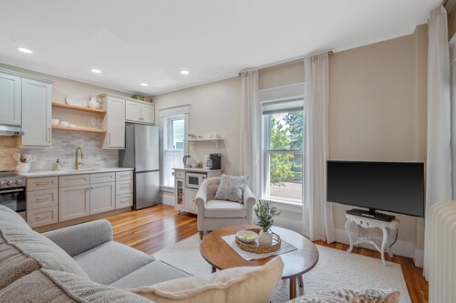 Heaton's Haven Suite B - Lovely apartment with king bed in a great location!