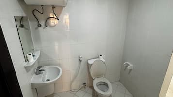 Basic-Doppel- oder -Zweibettzimmer | Badezimmer