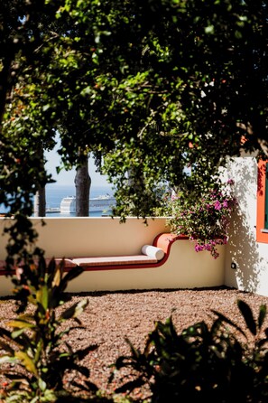 A seating area with a view of the sea and a cruise ship in the distance. - Cais 68 Luxury Boutique Villa - Adults Only - 24h Concierge (Funchal)