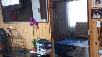 2 bedrooms, internet, bed sheets