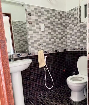 Bidet, serviettes fournies, savon, papier toilette