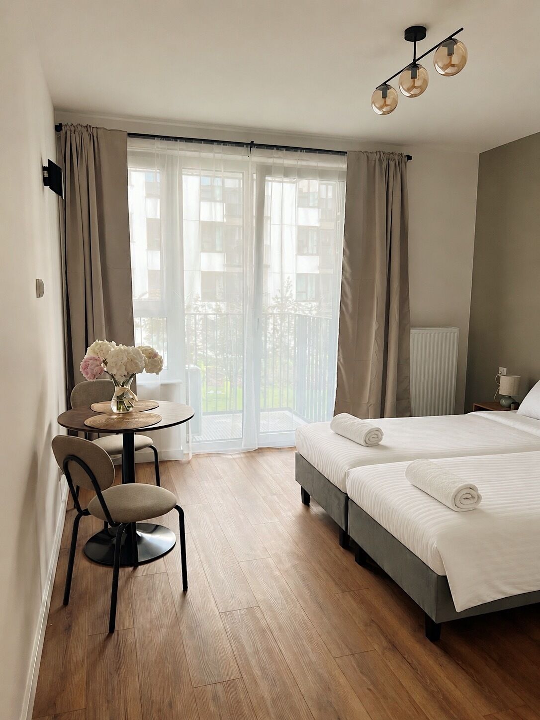 1 habitación, tabla de planchar con plancha, wifi y ropa de cama 