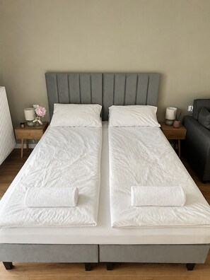 1 slaapkamer, een strijkplank/strijkijzer, wifi, beddengoed