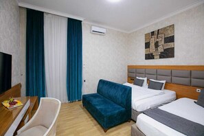 Phòng đôi Deluxe, quang cảnh thành phố | Két bảo mật tại phòng, bàn, bàn ủi/dụng cụ ủi quần áo 