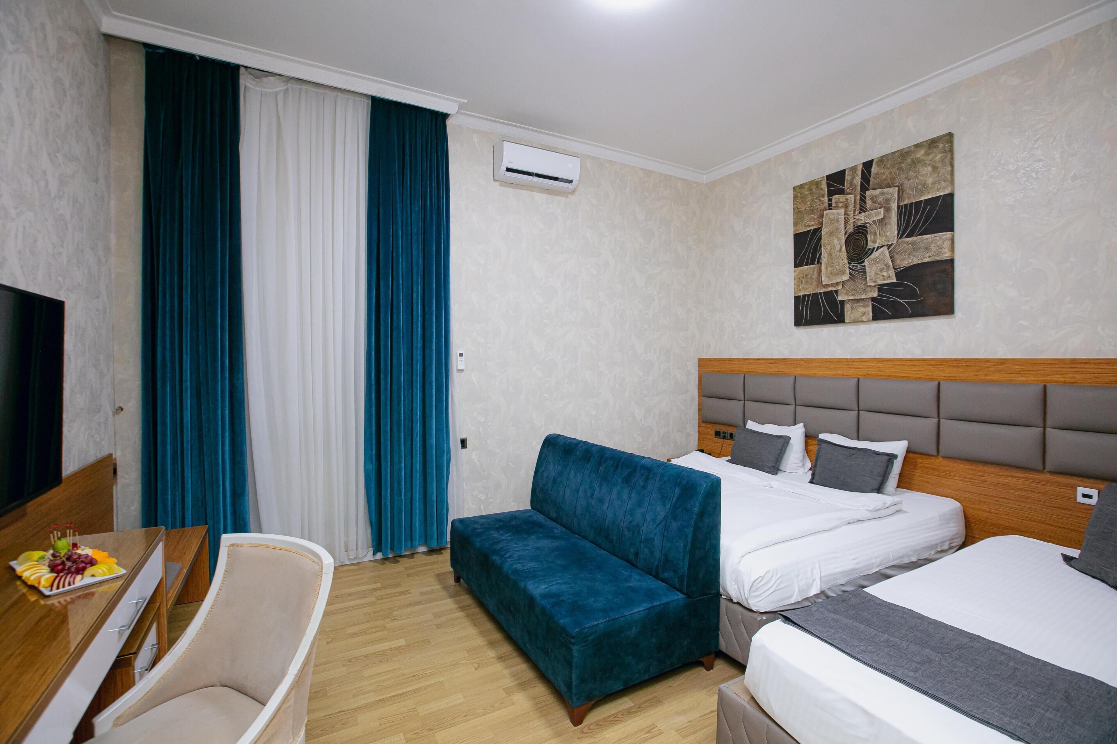 Habitación Deluxe doble, vistas a la ciudad | Caja fuerte, escritorio, tabla de planchar con plancha y wifi gratis