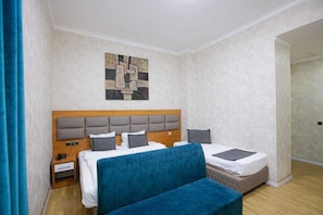 Phòng đôi Deluxe, quang cảnh thành phố | Két bảo mật tại phòng, bàn, bàn ủi/dụng cụ ủi quần áo 