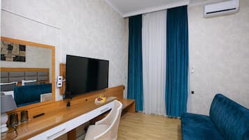 Chambre Double Deluxe, vue ville | Coin séjour