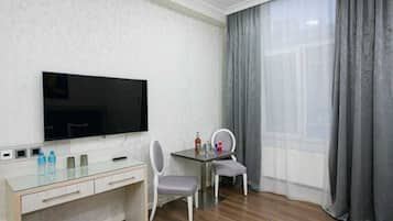Classic Double or Twin Room, City View | Interior