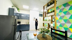 Eine moderne Küche mit Kühlschrank, Schränken und einem gemusterten Boden.