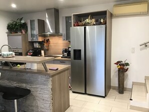 Kaffetrakter/tekoker, kjøleskap, mikrobølgeovn og ovn