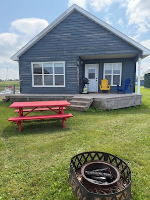 Outdoor dining - Captain's Den Cottage (Brule Shore)