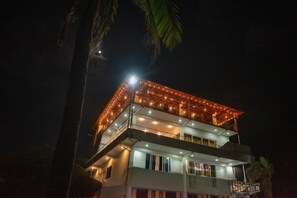 A multi-story building with balconies and a well-lit facade. - Dutch Point Beach Resort - Negombo (Negombo)