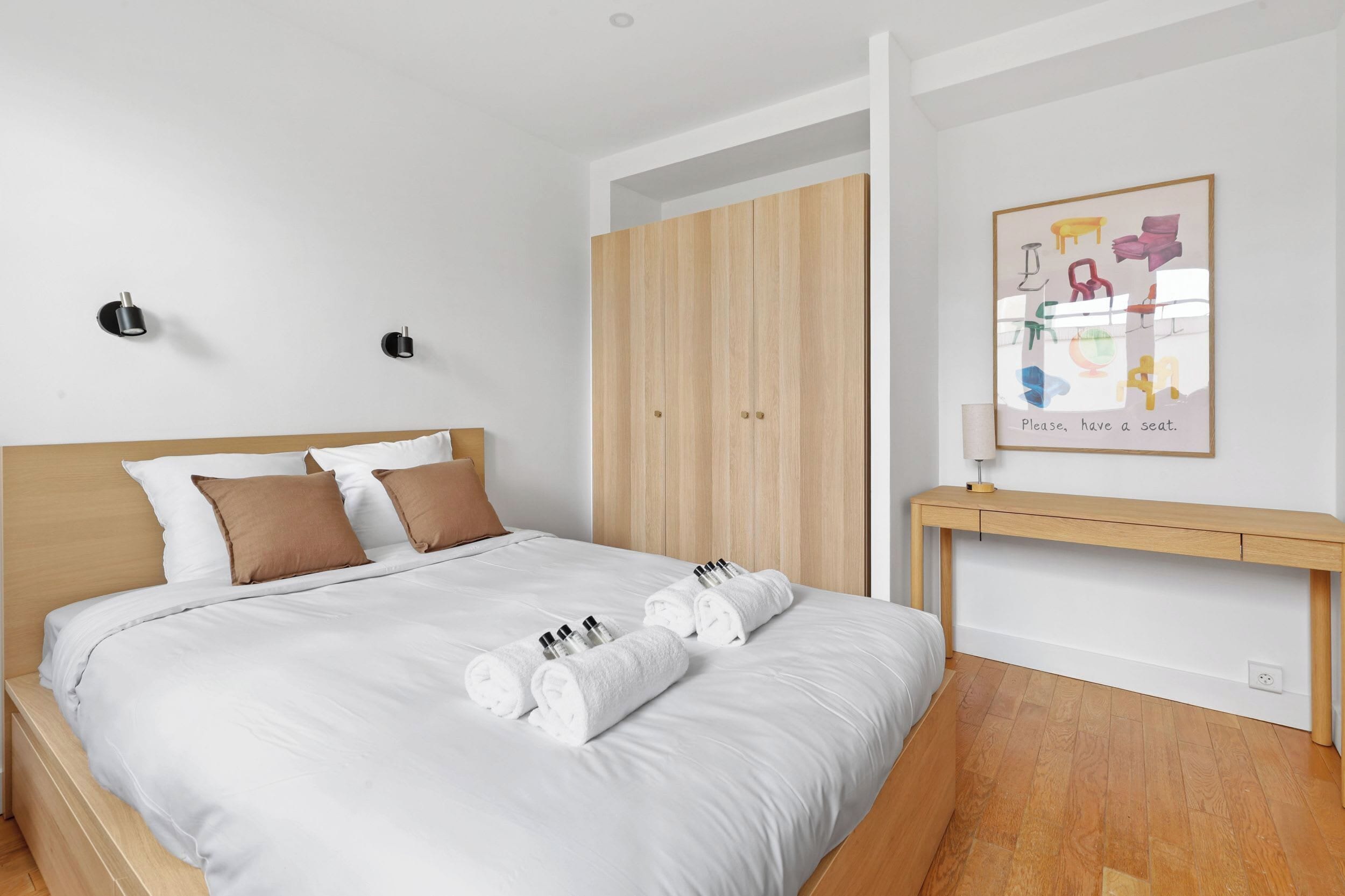Bureau, fer et planche à repasser, lit de bébé portatif, Wi-Fi