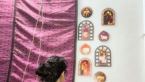 A room with a purple curtain, a wall with decorative animal-themed cutouts, and a colorful circular rug. - 2kms  to hawamahal homestay in jaipur (Jaipur)