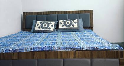 2kms to hawamahal homestay in jaipur