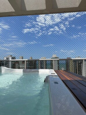 Ein Pool auf dem Dach mit Blick auf hohe Gebäude.
