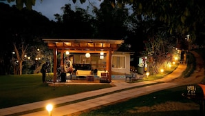 A gazebo with a seating area, a small stage, and a pathway leading to a building. - Cozy Chalet with Jacuzzi in Domingos Martins (Domingos Martins)