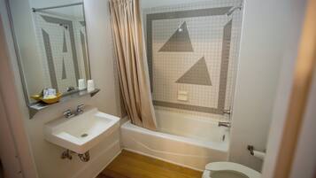 Quarto básico, 1 cama Queen | Banheiro | Chuveiro/banheira combinados, produtos de toalete grátis