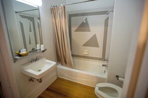 Quarto básico, 1 cama Queen | Banheiro | Chuveiro/banheira combinados, produtos de toalete grátis