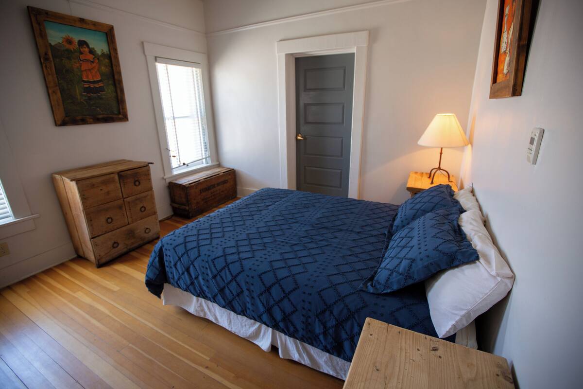 Chambre de base, 1 grand lit | Accès au Wi-Fi (inclus)