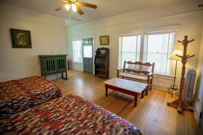 Quarto básico, 2 camas Queen, vista para o lago | Wi-Fi de cortesia