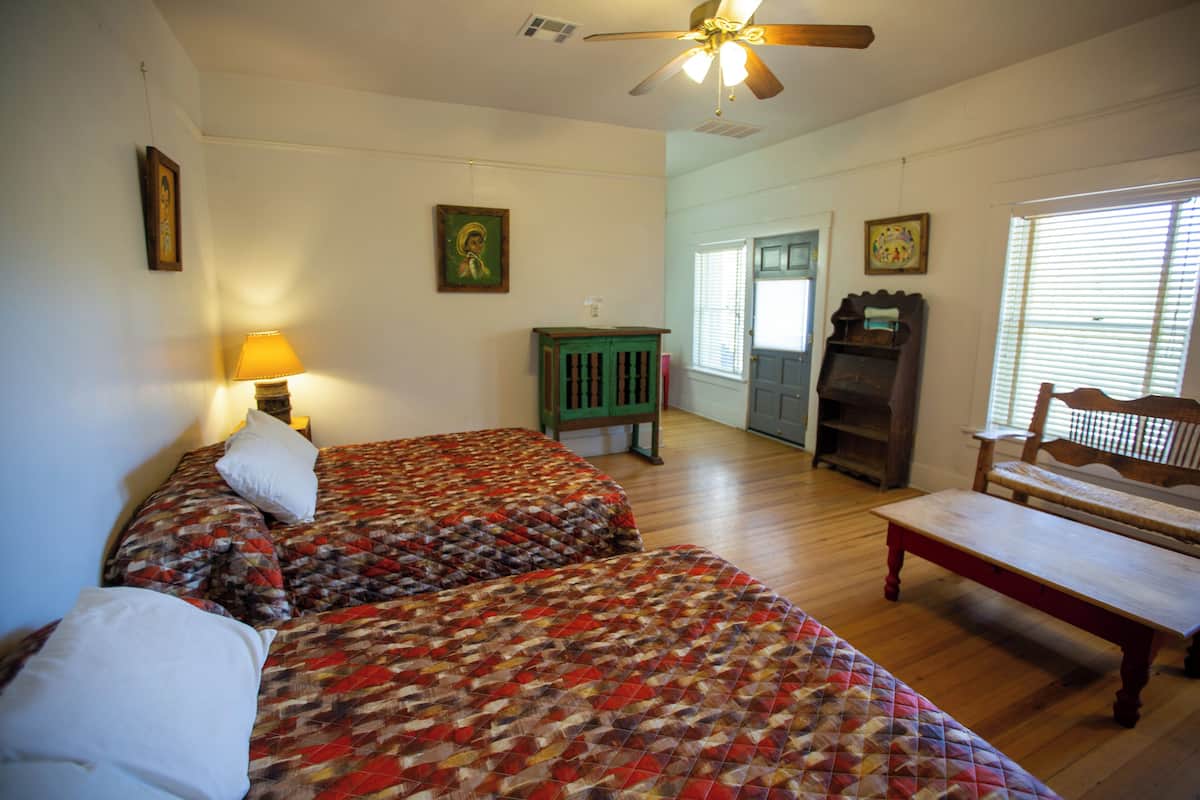 Habitación básica, 2 camas Queen size, vista al lago | Wifi gratis